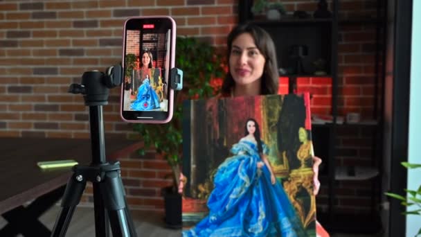 Chisinau Moldova 2023 Kobieta Influencer Czerwonej Sukience Vlogging Iphone Prezentuje — Wideo stockowe