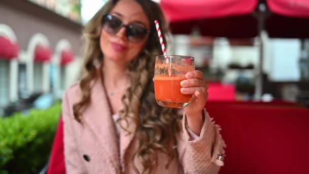 Mulher Bebendo Suco Cenoura Fresca Terraço Restaurante — Vídeo de Stock