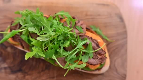 Sandwich Con Rúcula Carne Res Aguacate Primer Plano — Vídeos de Stock