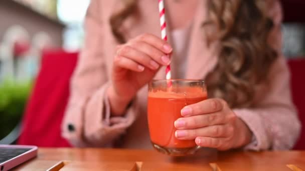 Frau Trinkt Frischen Karottensaft Auf Restaurantterrasse — Stockvideo