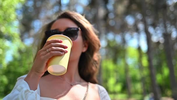 Kobieta Pijąca Zieloną Herbatę Parku Zwolniony Ruch — Wideo stockowe