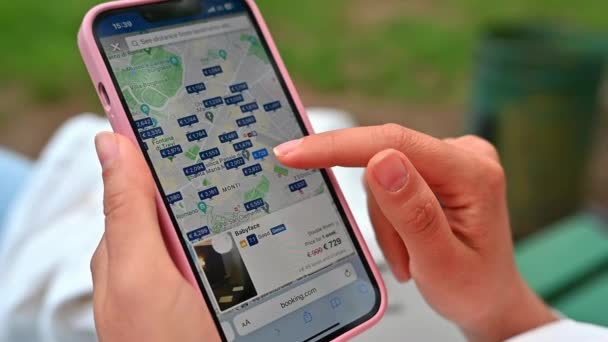 Chisinau Moldova May 2023 Booking Com携帯電話アプリでローマの宿泊施設を探す女 — ストック動画