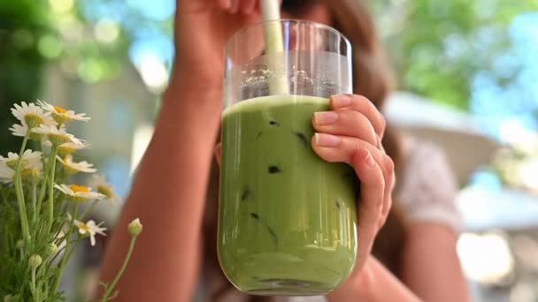 Frau Trinkt Grünen Kalten Matcha Tee Auf Restaurantterrasse — Stockvideo