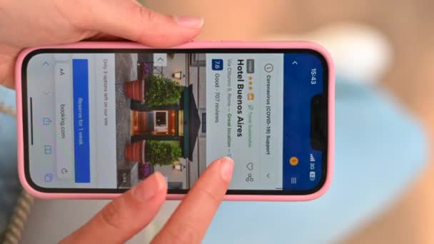 Chisinau Moldova May 2023 Booking Com携帯電話アプリでローマの宿泊施設を探す女 — ストック動画