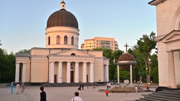 Chisinau Moldova Junio 2023 Catedral Central Con Gente Caminando — Vídeo de stock