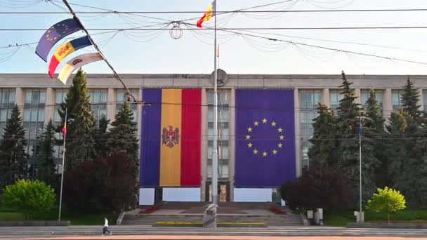 Chisinau Moldova Maio 2023 Edifício Governamental Com Bandeiras União Europeia — Vídeo de Stock