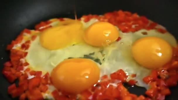 Omelette Zubereitung Auf Einer Schwarzen Pfanne Rohe Eier Fallen Zeitlupe — Stockvideo