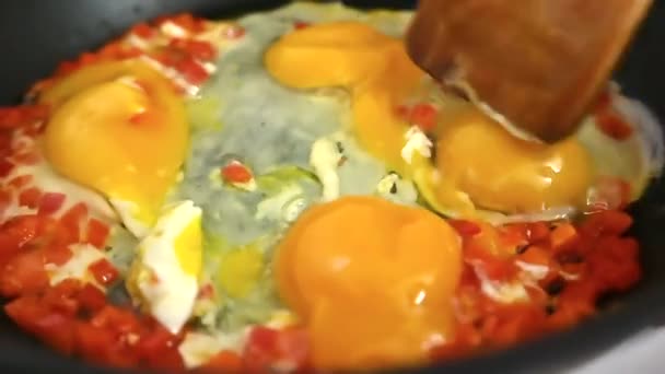 Omelette Bereiding Een Zwarte Pan Rauwe Eieren Vallen Slow Motion — Stockvideo