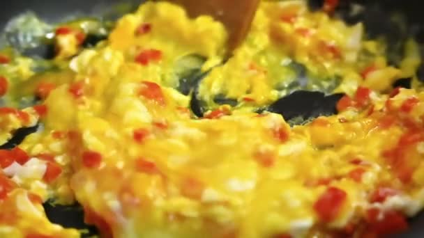 Preparat Omelett Svart Panne Langsom Bevegelse – stockvideo