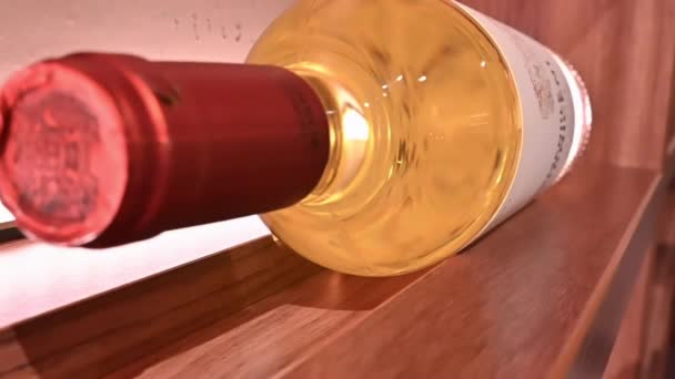 Bottiglia Vino Bianco Sullo Scaffale Macro Primo Piano — Video Stock
