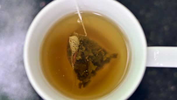 Zöld Tea Táska Egy Fehér Csésze Közeli Lassított Felvétel — Stock videók