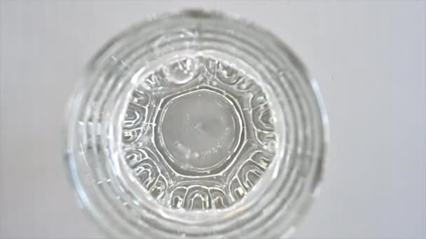Waterbellen Een Glas Mineraalwater Slow Motion Close — Stockvideo