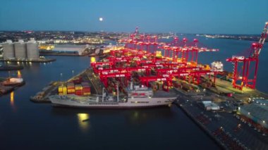 LIVERPOOL, BİRLİK KINGDOM - 10 Mayıs 2023: kargo limanı terminalinin hava aracı görüntüsü