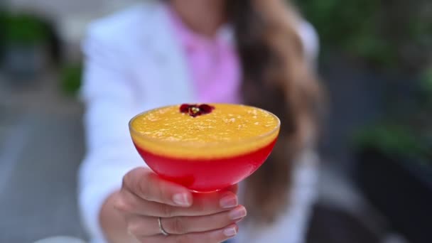 Mulher Com Copo Cocktail Verão Vermelho Câmera Lenta — Vídeo de Stock