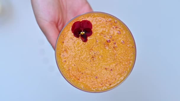 Mulher Mãos Copo Cocktail Verão Vermelho Câmera Lenta — Vídeo de Stock