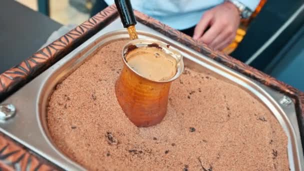 熱い砂の上にトルコのコーヒーの準備 砂糖キューブを追加 — ストック動画