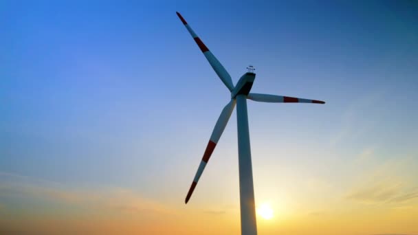 Generátor Elektrické Energie Větrné Turbíny Při Západu Slunce — Stock video