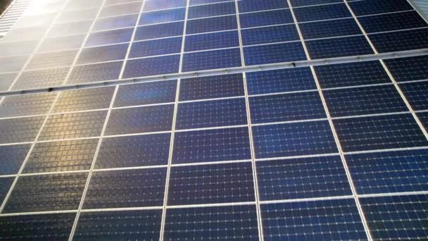 工場の屋根の上の大きな太陽電池パネル — ストック動画