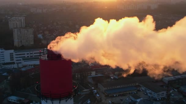 Воздушный Беспилотник Видом Термоэлектрическую Башню Белым Дымом Зимой — стоковое видео