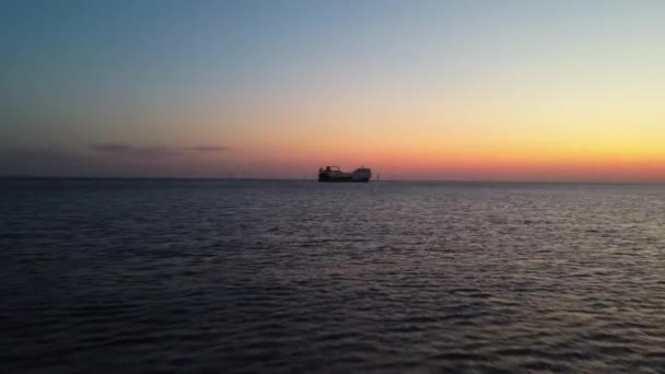 Gün Batımında Ngiltere Nin Liverpool Limanı Yakınlarındaki Bir Kargo Teknesinin — Stok video