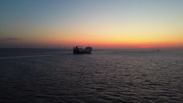 日没時にイギリスのリバプール港近くの貨物船の空中ドローンビュー — ストック動画