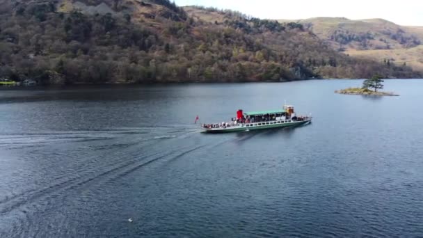 レイク地区でのボートと自然の空中ドローンの眺めイギリス — ストック動画