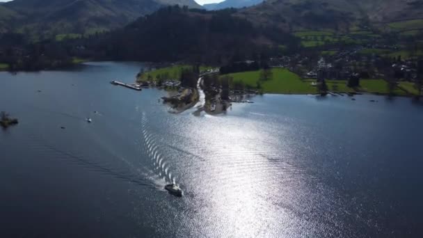 レイク地区でのボートと自然の空中ドローンの眺めイギリス — ストック動画