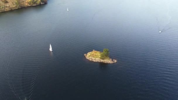 Vista Aérea Drone Barco Ilha Lake District Reino Unido — Vídeo de Stock