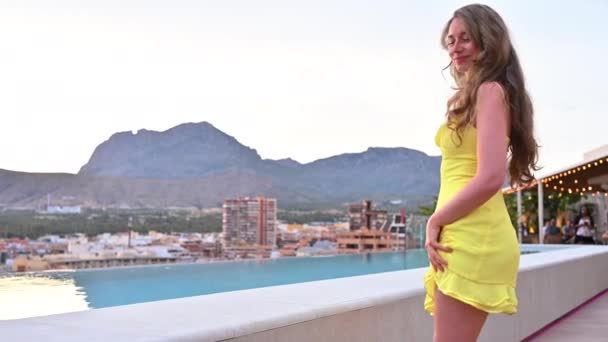 在西班牙 身穿黄色夏装的女人在游泳池边跳舞 — 图库视频影像