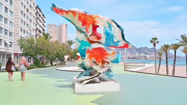 Benidorm Spanien Mai 2023 Farbige Plastik Statue Auf Der Straße — Stockvideo