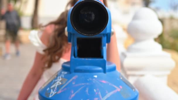Žena Žlutých Letních Šatech Hledá Modré Turistické Dalekohled Španělsku — Stock video