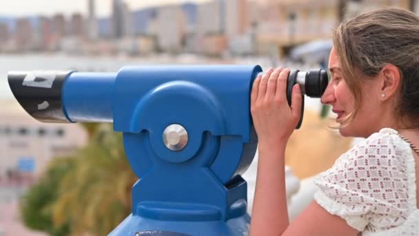 Sarı Elbiseli Kadın Spanya Mavi Turistik Dürbün Takıyor — Stok video