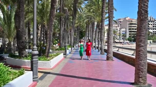 Benidorm Španělsko Květen 2023 Ženy Zelených Červených Letních Šatech Kráčející — Stock video