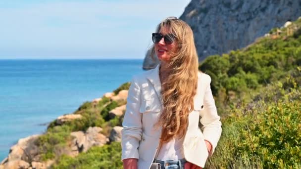 Žena Blue Sea Rocks Calpe Spain — Stock video