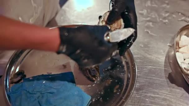 Adam Eller Deniz Ürünleri Restoranında Istiridyeleri Özel Bıçakla Temizleyip Açıyor — Stok video