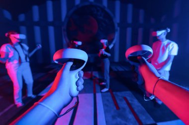 Sanal gerçeklik VR ekipmanlarını arenada ilk kullanan kişi. Sanal oyunlar oynayan bir grup genç arkadaş. Neon ışıkları
