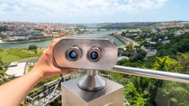İstanbul 'un Balat ilçesinde bulunan bir bakış açısına dürbün tutan bir adam. Altın Boynuz su yolu ve arka planda şehir merkezi.