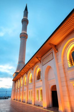 İstanbul 'daki Camlica Camii' nin akşam manzarası, Türkiye. Beyaz taştan yapılmış cephe, aydınlatma