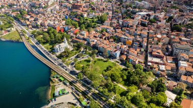 İstanbul, Türkiye 'nin insansız hava aracı görüntüsü. Birden fazla konut binası ve yeşilliği olan Balat bölgesi, Golden Horn su yolu