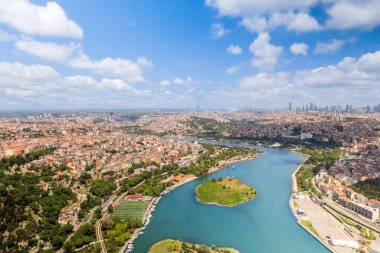 İstanbul, Türkiye 'de hava aracı panoramik görüntüsü. Balat bölgesi, arka planda birçok bina ve yeşillik, Golden Horn su yolu, şehir merkezi.