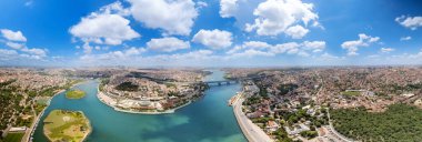 İstanbul, Türkiye 'de hava aracı panoramik görüntüsü. Balat bölgesi, arka planda birçok bina ve yeşillik, Golden Horn su yolu, şehir merkezi.