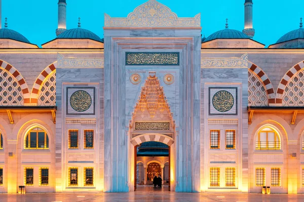 stock image View of the Camlica Mosque in Istanbul at evening, Turkey. Facade made of white stone, illumination