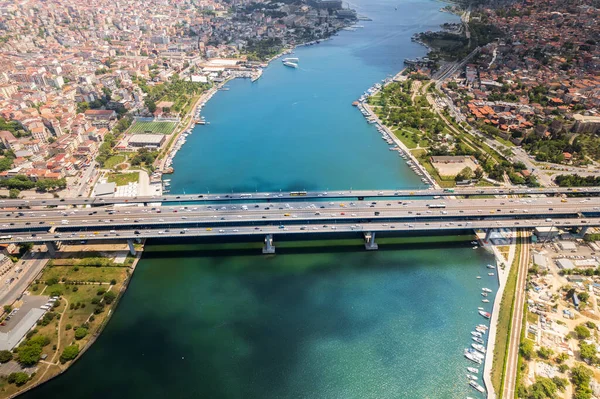 土耳其伊斯坦布尔的无人驾驶飞机图像 海立克桥 有多辆汽车 金角湾水路两边有多座住宅建筑 — 图库照片