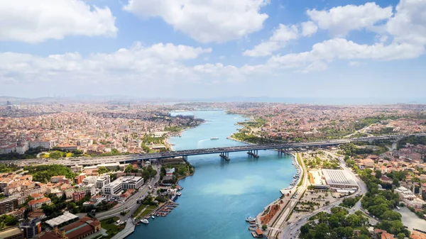 Flygdrönare Utsikt Över Istanbul Turkiet Halic Bridge Med Flera Bilar — Stockfoto