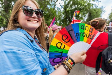 CHISINAU, MOLDOVA - 19 HAZİRAN 2023: Nonoş hayranı olan genç bir kadın.