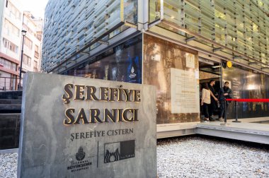 İSTANBUL, TURKEY - 30 Haziran 2023: Theodosius sarnıcının girişi. Yürüyen insanlar, modern tasarım.