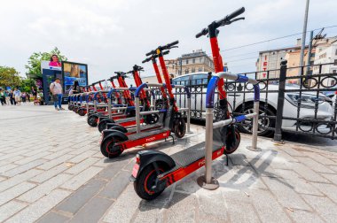 İSTANBUL, TURKEY - 30 HAZİRAN 2023: Otoparktaki çoklu elektrikli paylaşım scooterlarına bak