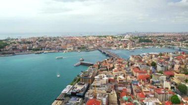 İstanbul, Türkiye 'nin insansız hava aracı görüntüsü. Birden fazla bina, cami, Galata ve Metro köprüsü. Golden Horn su yolu üzerinde birden fazla yüzen gemi var.