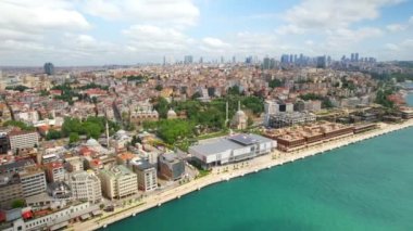 İstanbul, Türkiye 'nin insansız hava aracı görüntüsü. Boğaz, Galata limanı, birden fazla konut ve ofis binası, camiler, yeşillikler, arka planda gökdelenler