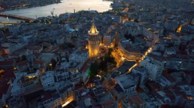 Türkiye 'de gün batımında İstanbul' un hava aracı görüntüsü. Galata Kulesi 'nin etrafında çok sayıda bina, gece lambaları.